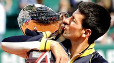 S TROFEJÍ. Novak Djokovi po vítzství na turnaji v Monte Carlu.