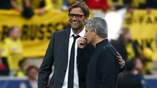 POZDRAV PED UTKÁNÍM. Jürgen Klopp, trenér Dortmundu (vlevo), se ped