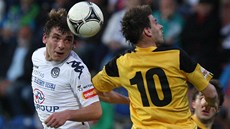 Roman Haša ze Slovácka (vlevo) hlavičkuje před českobudějovickým Michalem Roman Haša ze Slovácka (vlevo) hlavičkuje před českobudějovickým Michalem