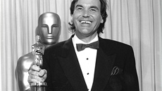 Oliver Stone s Oscarem za reii filmu Narozen 4. ervence