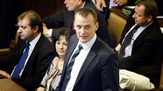 Poslanec Viktor Paggio (uprostřed) při jednání Poslanecké sněmovny (24. dubna Poslanec Viktor Paggio (uprostřed) při jednání Poslanecké sněmovny (24. dubna