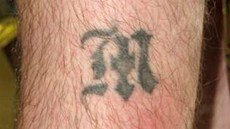 Tetování estadvacetiletého schizofrenika, který se ztratil v Praze.