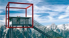 Vyhlídka na masiv Dachstein má netradiční provedení. Vyhlídka na masiv Dachstein má netradiční provedení.
