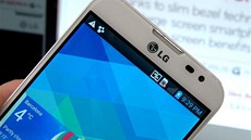 LG Optimus G Pro má velmi tenký rámeek. Jediným nedostatkem displeje jsou