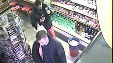 Záběry z bezpečnostní kamery, která zachytila oba lupiče. Policie po nich pátrá. Záběry z bezpečnostní kamery, která zachytila oba lupiče. Policie po nich pátrá.