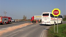 Nehoda dvou aut a autobusu plného dtí u Nové Vsi na Mlnicku. (22. dubna 2013)