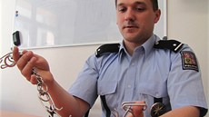 Policista Michal Peáz ukazuje bodlinatý etz, se kterým ho napadl podnapilý