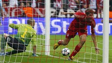 Thomas Müller (uprosted) z Bayernu práv vstelil gól do sít Barcelony v