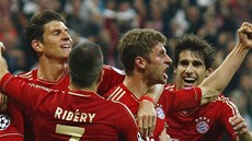 Thomas Müller (uprosted) z Bayernu se raduje se spoluhrái pooté, co vstelil