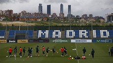 Fotbalisté Realu Madrid se v tréninkovém centru Valdebebas na okraji msta