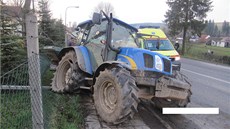 Náraz traktor odmrtil a stroj poniil i oplocení  zemdlského areálu. 