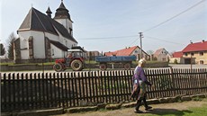 Růžena Lebedová má kostel za humny zahrádky. Růžena Lebedová má kostel za humny zahrádky.