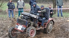 Na Rovenské traktoriád soutily ti desítky podomácku vyrobených samohyb.