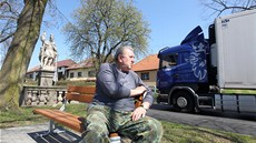 Jiří Hrůza v Heralticích na návsi pozoruje jeden projíždějící kamion za druhým. Jiří Hrůza v Heralticích na návsi pozoruje jeden projíždějící kamion za druhým.