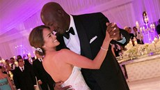 Michael Jordan a Yvette Prietová pi prvním manelském tanci