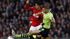 KDO S KOHO. Shindi Kagawa z Manchesteru United (vlevo) a Joe Bennett z Aston