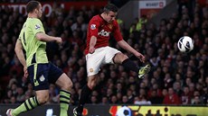 SKÓRE SE ZMNÍ. Robin van Persie z Manchesteru United práv stílí gól do sít