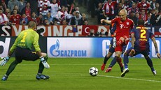 V ANCI. Arjen Robben z Bayernu Mnichov palá na branku Barcelony, kterou steí