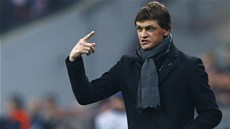 NESPOKOJENÝ. Trenér Barcelony Tito Vilanova gestikuluje smrem ke svým