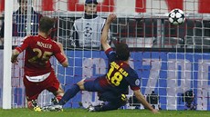 DALÍ GÓL. Thomas Müller z Bayernu Mnichov skóruje proti Barcelon, Jordi Alba