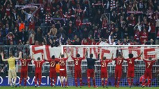 HRDINOVÉ. Fotbalisté Bayernu Mnichov oslavují s fanouky drtivé vítzství proti