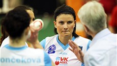 Prostějovská Andrea Kossányiová naslouchá pokynům trenéra Čady. Prostějovská Andrea Kossányiová naslouchá pokynům trenéra Čady.