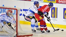 ZÁDY K BRANCE. Český hokejista Petr Vrána kouzlí za klecí finského gólmana ZÁDY K BRANCE. Český hokejista Petr Vrána kouzlí za klecí finského gólmana