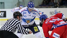 eský hokejista Petr Koukal na buly, proti nmu se sklání Fin Miika Lahti. 