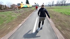 V Častolovicích vede stezka těsně u dráhy. V Častolovicích vede stezka těsně u dráhy.