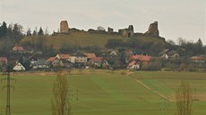 Pohled na zíceninu hradu Lichnice se otevírá nad obcí Starý Dvr.