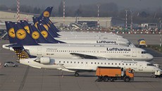 Letadla Lufthansy stojící kvůli stávce odborářů na letišti v Düsseldorfu. Do... Letadla Lufthansy stojící kvůli stávce odborářů na letišti v Düsseldorfu. Do...
