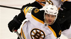 Jaromír Jágr (vlevo) z Bostonu bojuje v duelu na ledě Philadelphie. Jaromír Jágr (vlevo) z Bostonu bojuje v duelu na ledě Philadelphie.