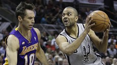Tony Parker (vpravo) ze San Antonia útočí přes Steva Nashe z LA Lakers. Tony Parker (vpravo) ze San Antonia útočí přes Steva Nashe z LA Lakers.