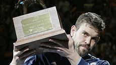Marc Gasol z Memphisu se chlubí cenou pro nejlepšího obránce NBA. Marc Gasol z Memphisu se chlubí cenou pro nejlepšího obránce NBA.