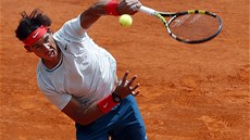 Rafael Nadal podává v semifinále turnaje v Monte Carlu proti Jo-Wilfriedu