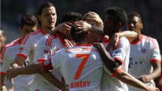 STROJ NA VÝHRY. Fotbalisté Bayernu Mnichov oslavují gól na hiti Hannoveru.