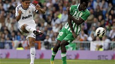 STELECKÝ POKUS. Casemiro z Realu Madrid pálí na bránu Betisu Sevilla.
