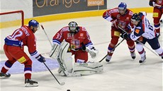 DEFENZIVA. Útok slovenských hokejistů odráží brankář Alexander Salák a útočník DEFENZIVA. Útok slovenských hokejistů odráží brankář Alexander Salák a útočník