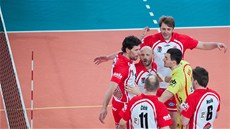 Příbramští volejbalisté se radují z bodu proti Liberci. Příbramští volejbalisté se radují z bodu proti Liberci.