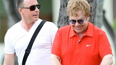 David Furnish a Elton John na procházce s koárkem