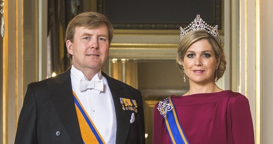 Nizozemský král Willém-Alexander a jeho ena Máxima na oficiálním portrétu (30....