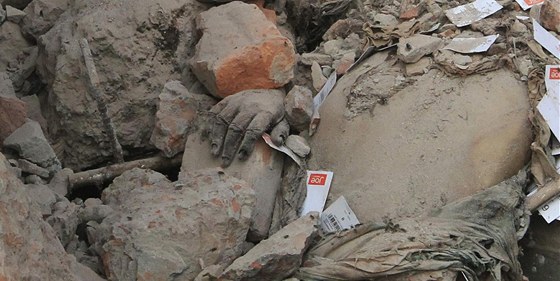 Jedna z mnoha obtí, která zstala pod troskami zícené budovy v Dháce (30.