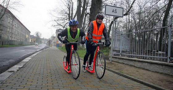 Ultramaratonec Milo korpil (v zeleném) a kolobec Václav Jun projeli eskou...