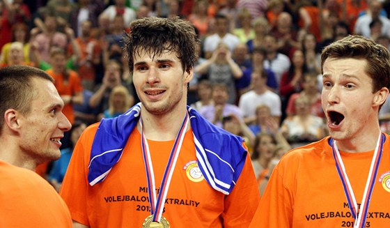 Ondej Lach, Peter Michalovi a Jan Rodek (zleva) s medailemi.