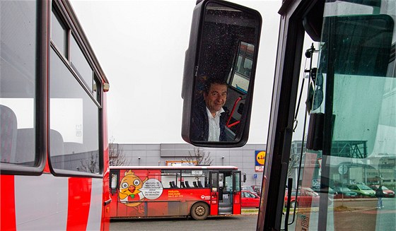 Zastupitelé Královéhradeckého kraje krtli pes milion kilometr v autobusové doprav. Na snímku jsou autobusy v Hradci Králové.