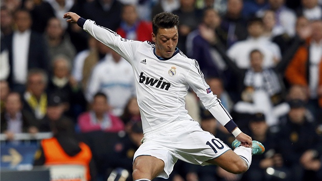 Centruje Mesut zil z Realu Madrid.