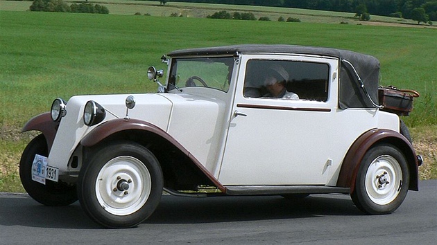 Tatra 57, zvan Hadimrka, byla opt lidov vz jako jedenctka a dvanctka. Na fotografii verze polokabriolet.