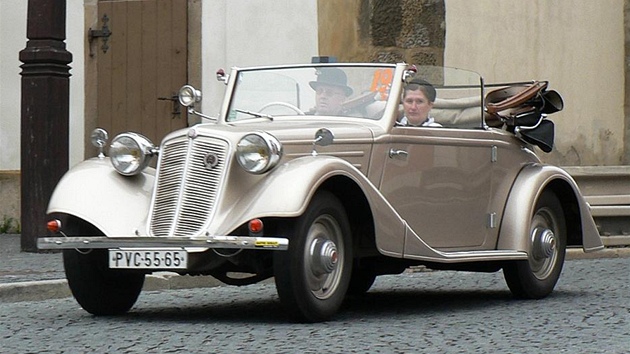 Tatra 75 vyrbn v letech 1934-1939 byla vozem luxusnm a tvar ehliky byl ji oputn.