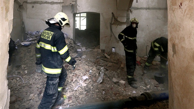 Hasii odklzej sutiny z domu v prask Divadeln ulici, ve kterm vybuchl plyn. (30. dubna 2013)