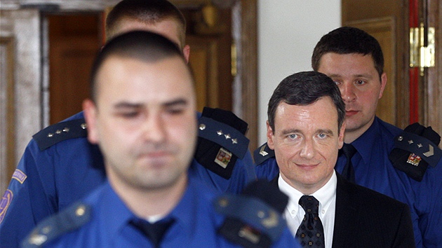 Eskorta pivd Davida Ratha ke Krajskmu soudu v Praze. (30. dubna 2013)